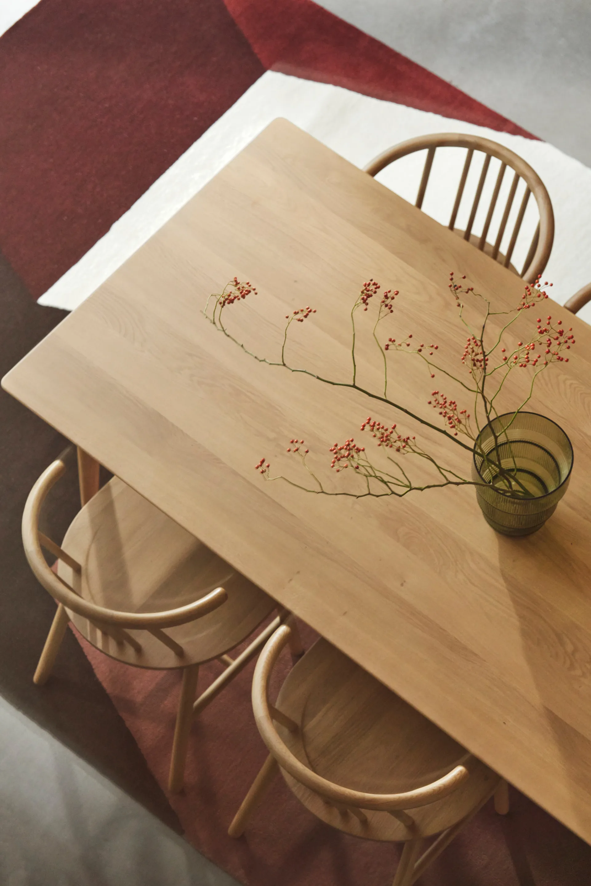 VIOR ruokapöytä 120 cm + tuoli 4‑pakkaus – Lakattu tammi‑naturel,  NJRD