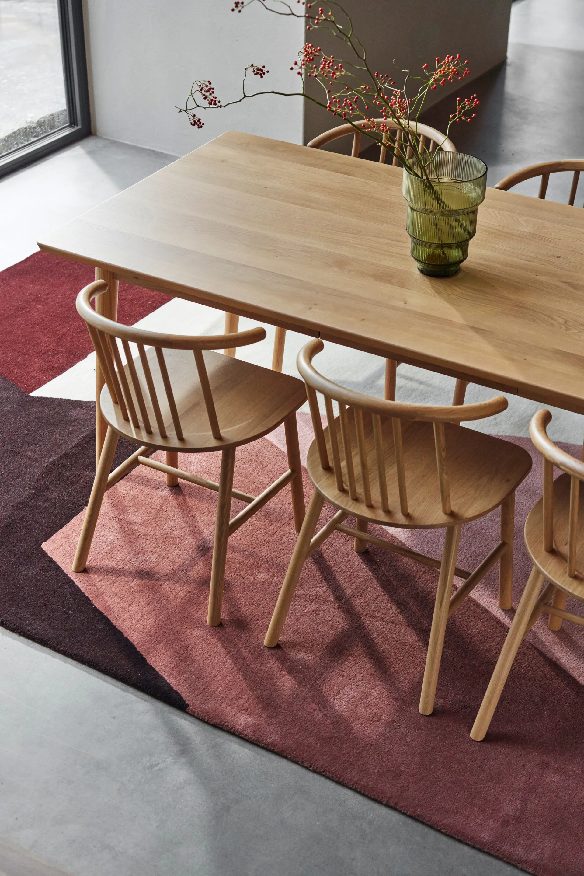 VIOR ruokapöytä 120 cm + tuoli 4‑pakkaus – Lakattu tammi‑naturel,  NJRD