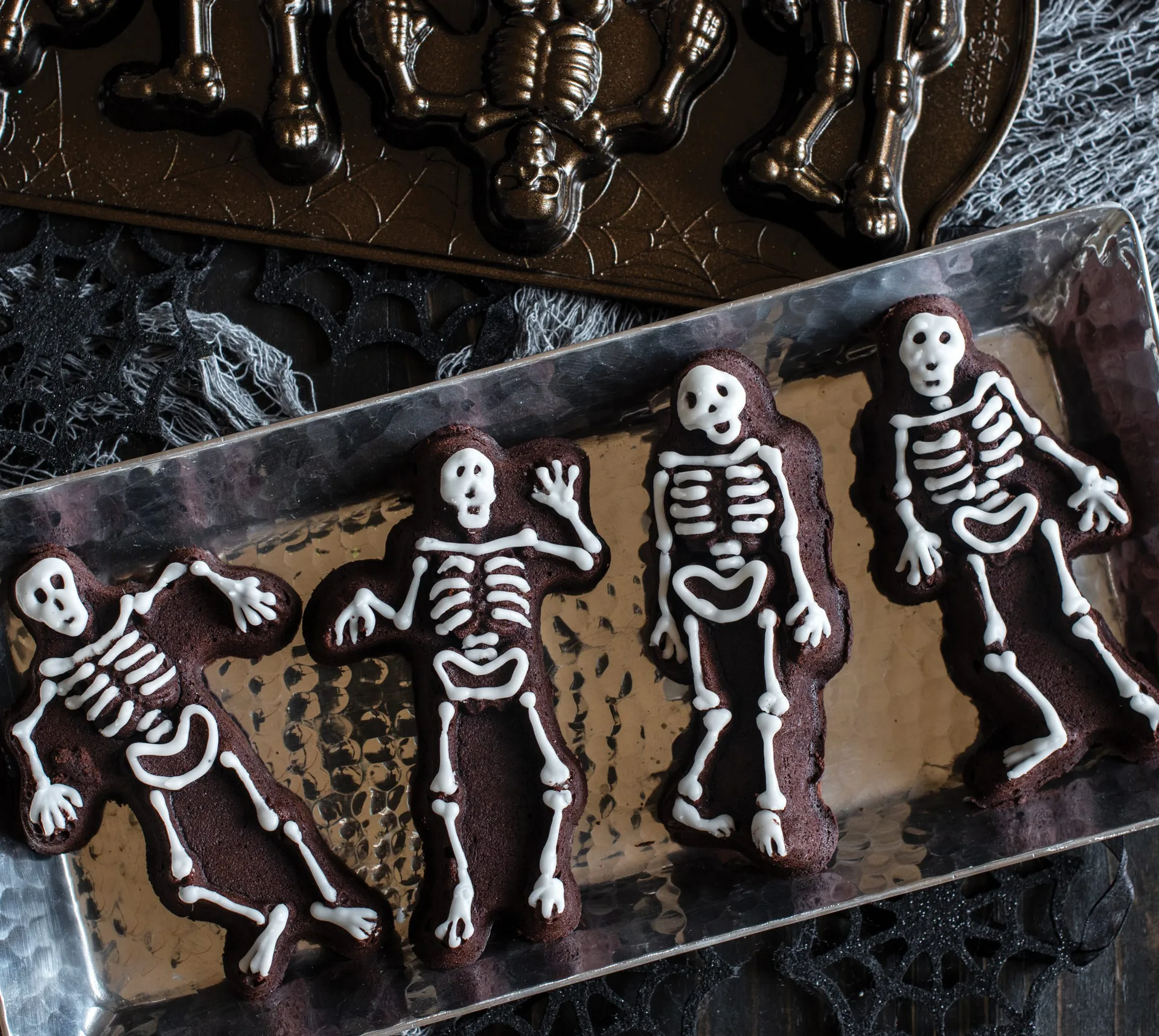 Nordic Ware Spooky Skeleton -leivontavuoka, Pronssi Nordic Ware