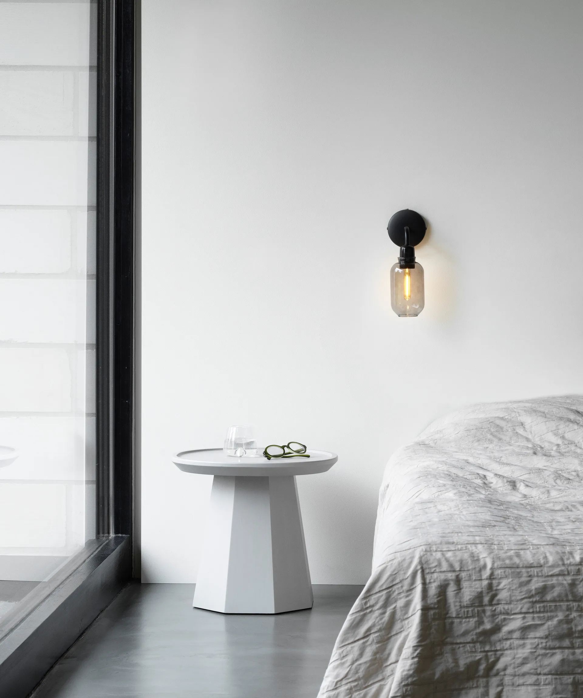 Amp seinävalaisin, Smoke-black Normann Copenhagen