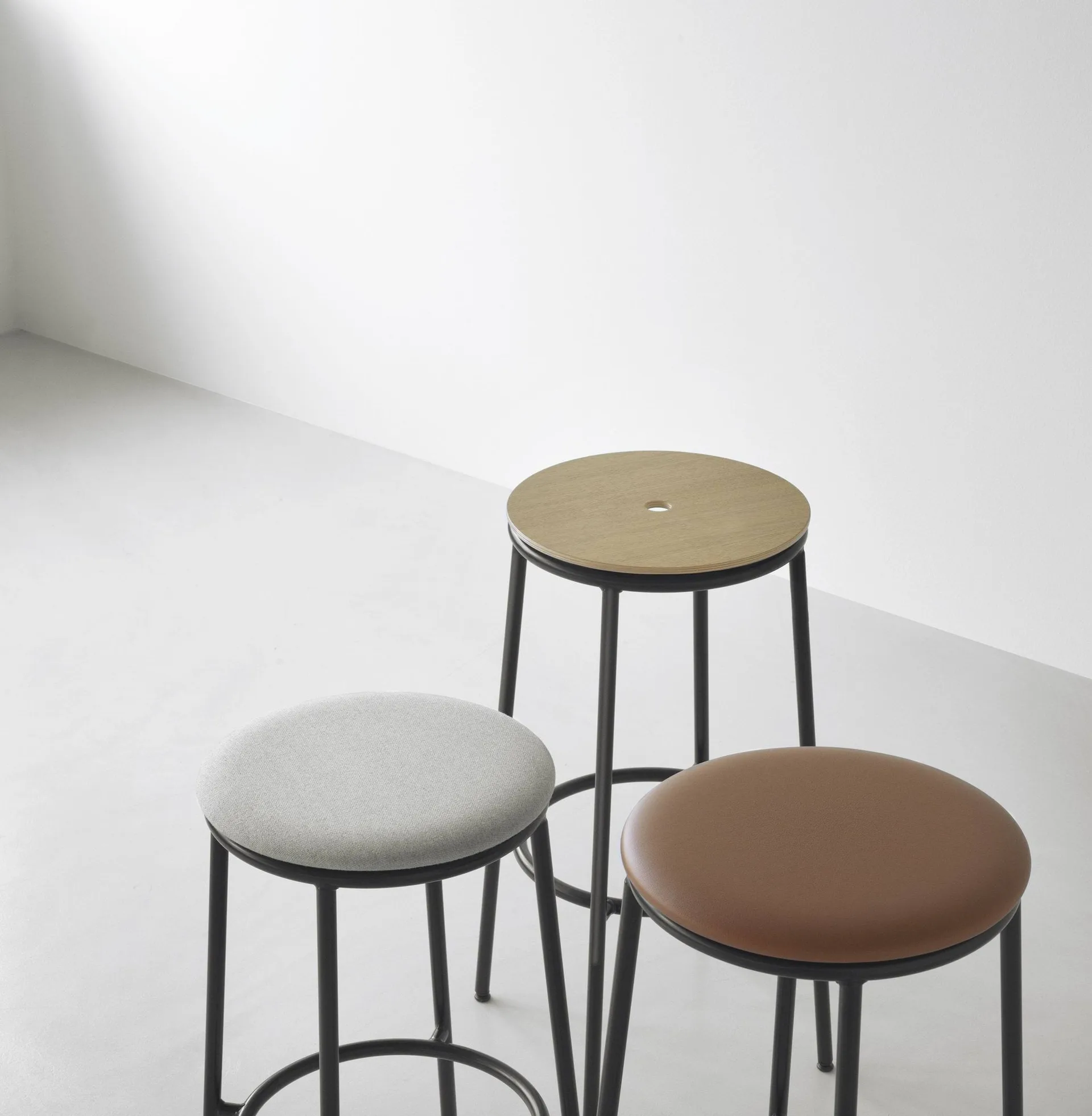 Circa baarijakkara 65 cm, Musta alumiini Normann Copenhagen