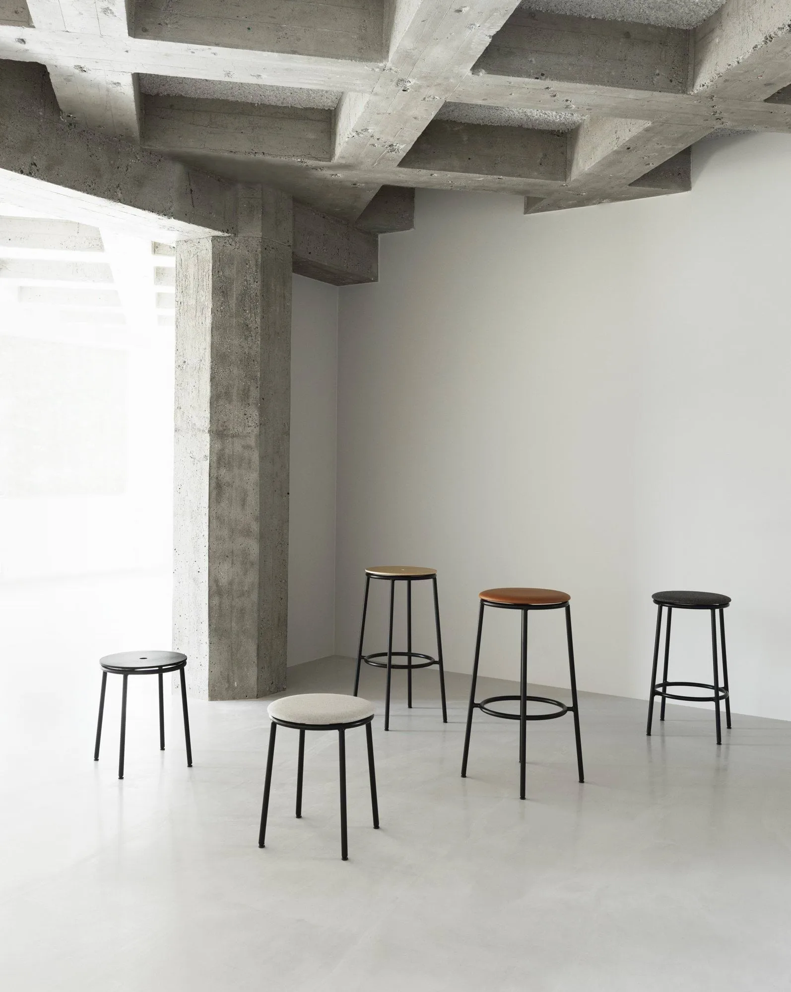 Circa jakkara 45 cm, Musta alumiini Normann Copenhagen