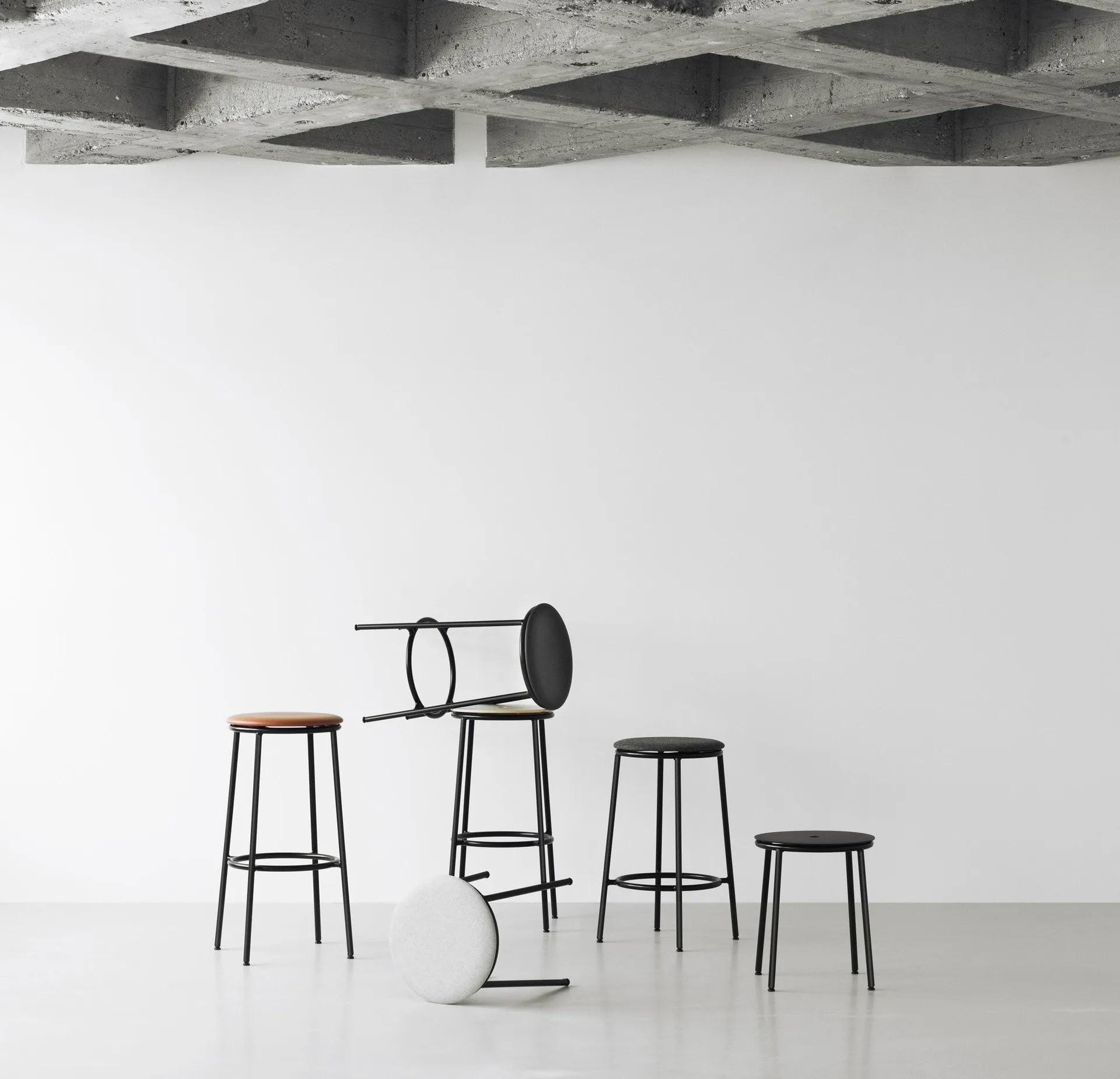 Circa jakkara 45 cm, Musta alumiini Normann Copenhagen