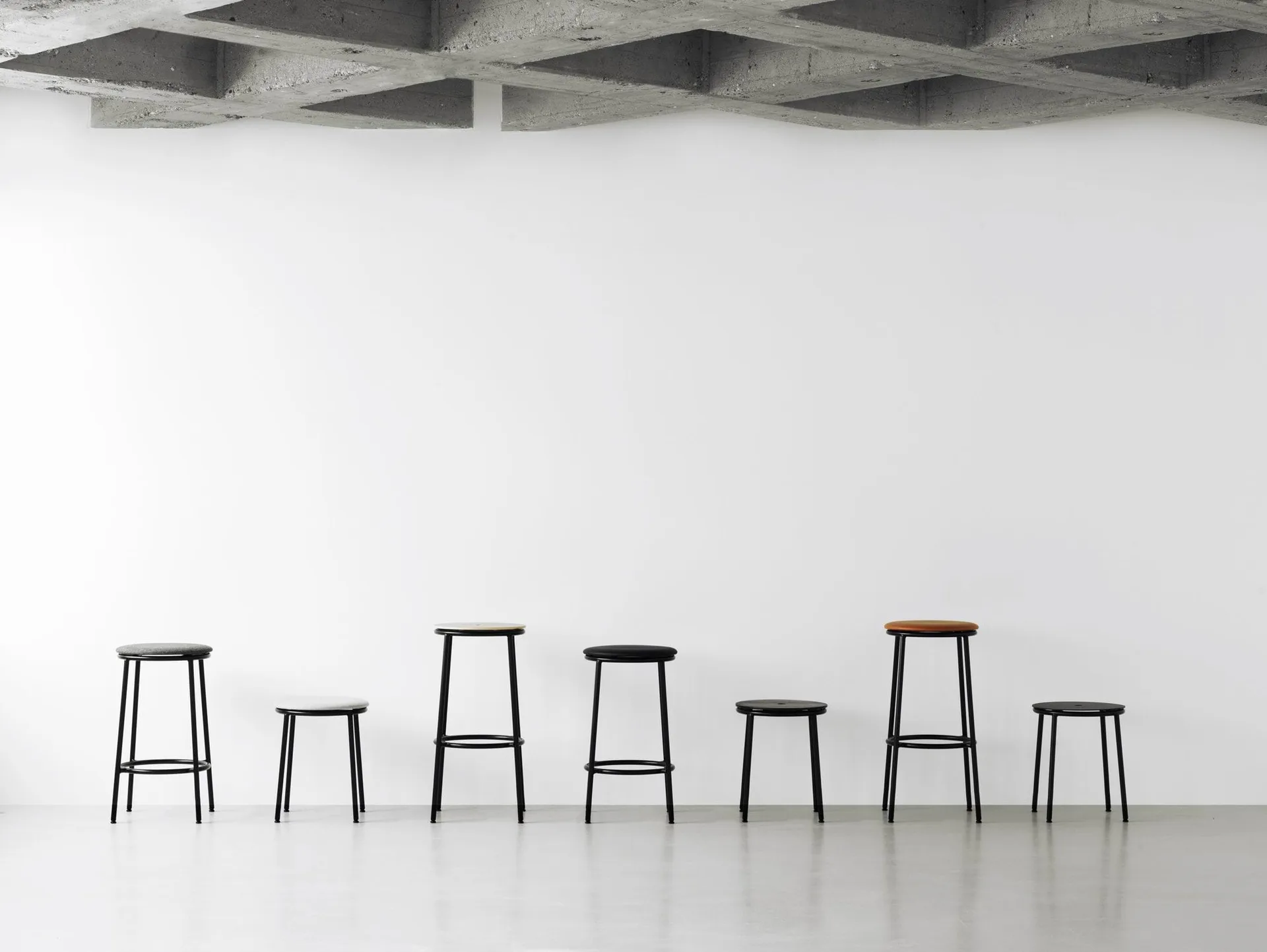 Circa jakkara 45 cm, Musta tammi Normann Copenhagen