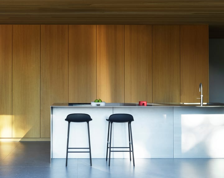 Form Chair baarijakkara metallijalat, Musta Normann Copenhagen