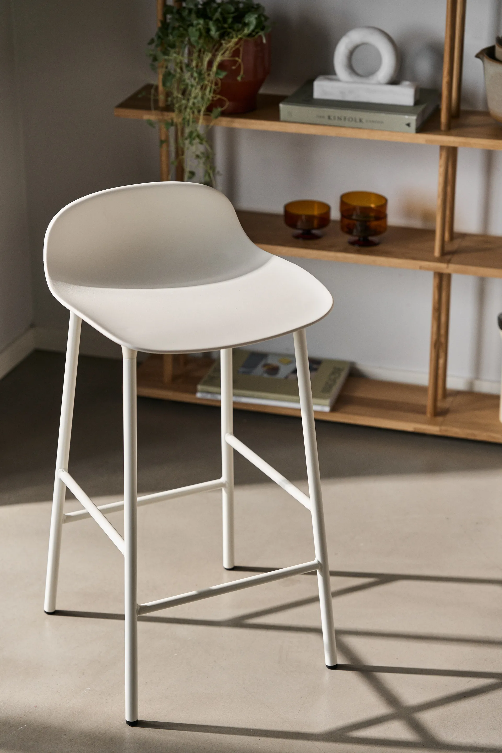 Form Chair baarijakkara metallijalat, valkoinen Normann Copenhagen