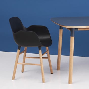 Form käsinojallinen tuoli - Black, jalat saksanpähkinää - Normann Copenhagen