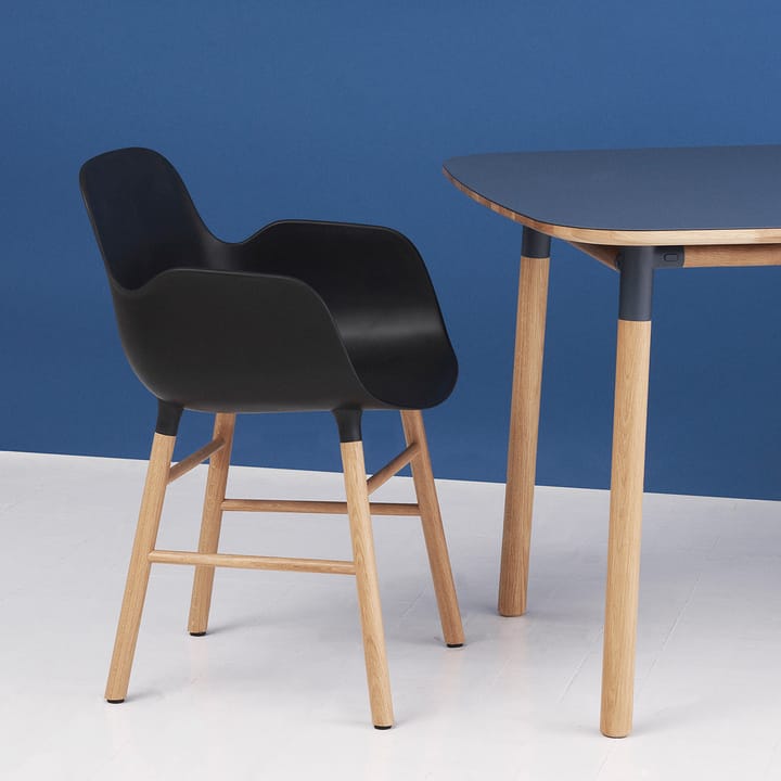 Form käsinojallinen tuoli, Black, jalat saksanpähkinää Normann Copenhagen