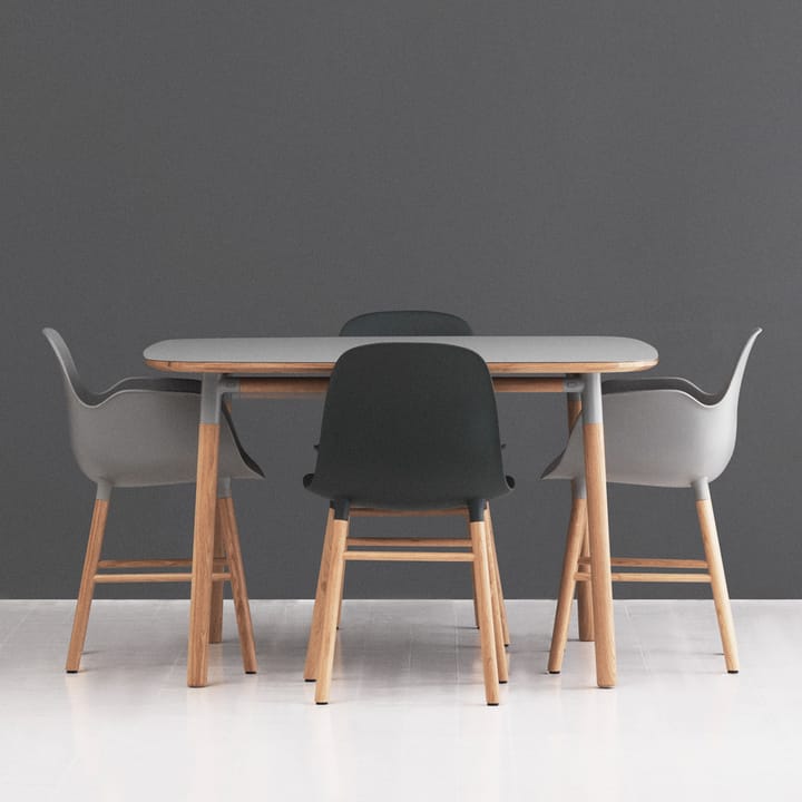 Form käsinojallinen tuoli, Black, jalat saksanpähkinää Normann Copenhagen