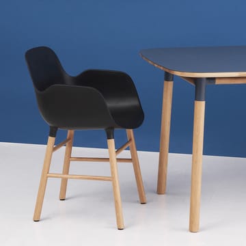 Form käsinojallinen tuoli - Blue, tammijalat - Normann Copenhagen