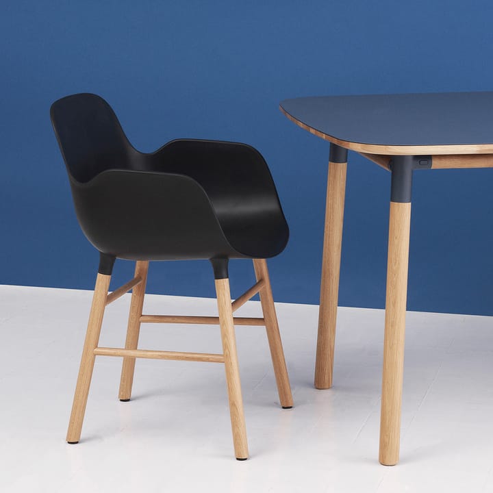 Form käsinojallinen tuoli, Grey, jalat saksanpähkinää Normann Copenhagen