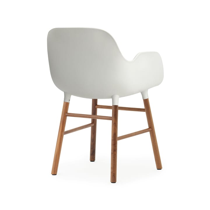 Form käsinojallinen tuoli, White, jalat saksanpähkinää Normann Copenhagen