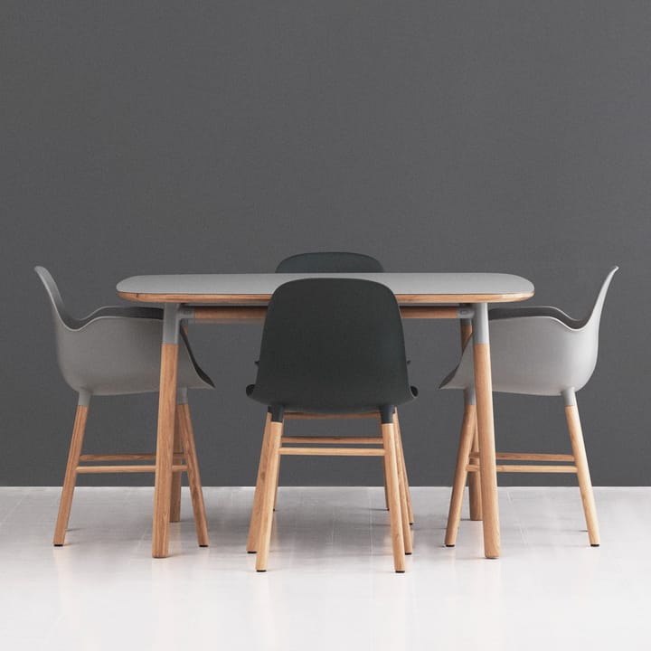 Form käsinojallinen tuoli, White, jalat saksanpähkinää Normann Copenhagen