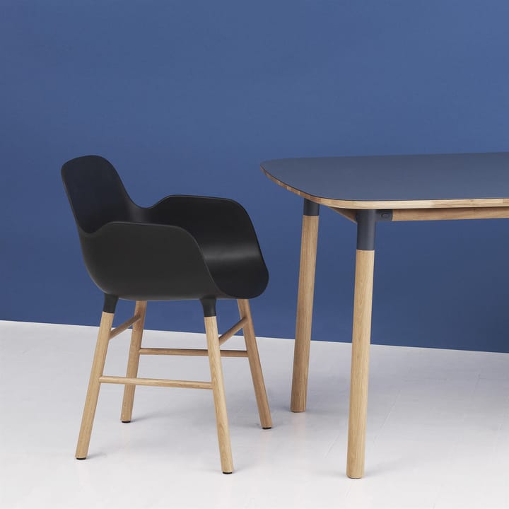 Form pöytä 120x120 cm, sininen Normann Copenhagen