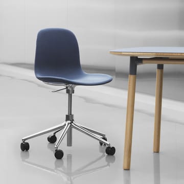 Form pyörivä tuoli, 5W työtuoli - Valkoinen, musta alumiini, pyörät - Normann Copenhagen