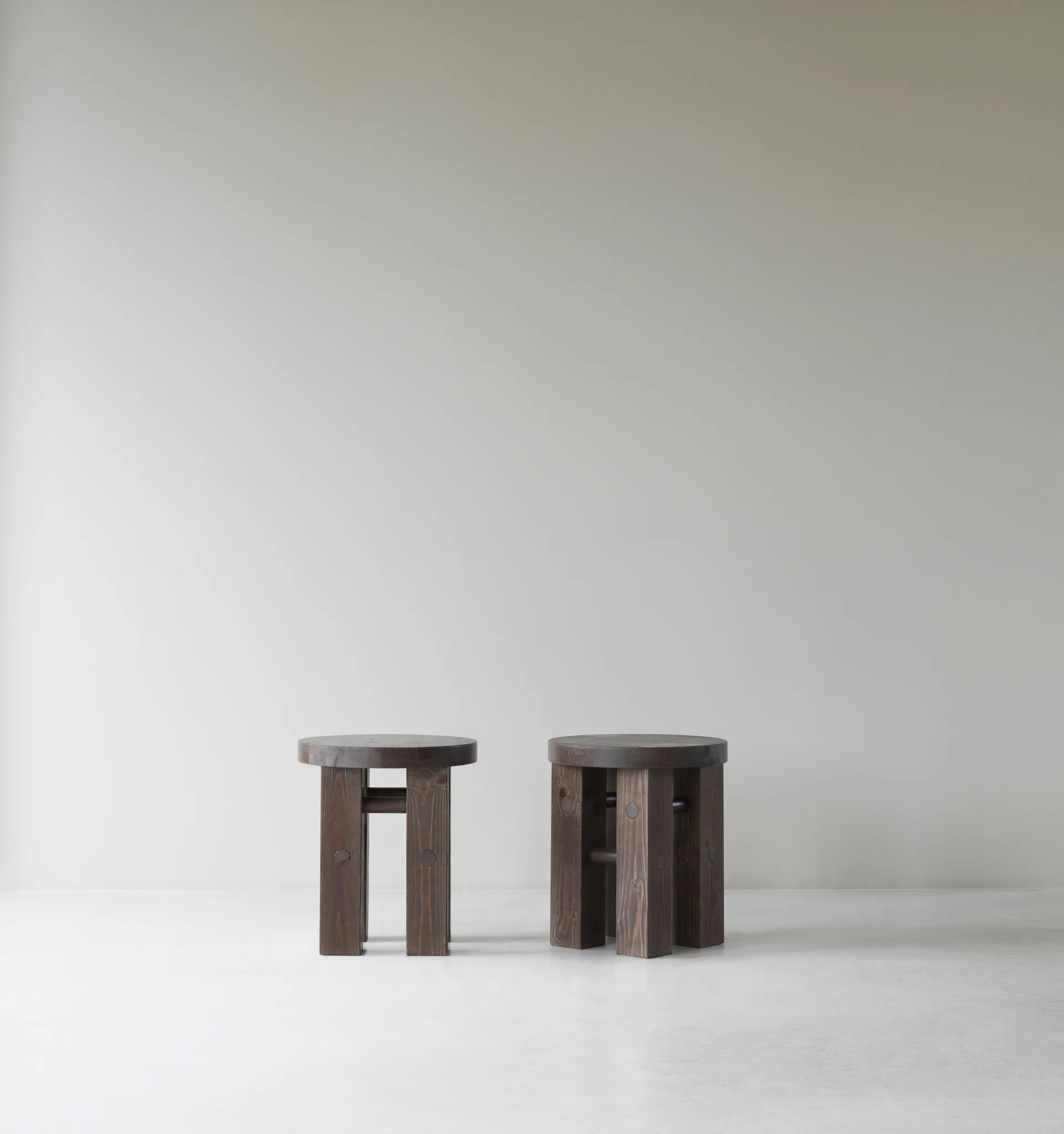 Fyr pyöreä jakkara 45 cm, Dark brown, Ø40x45 cm Normann Copenhagen
