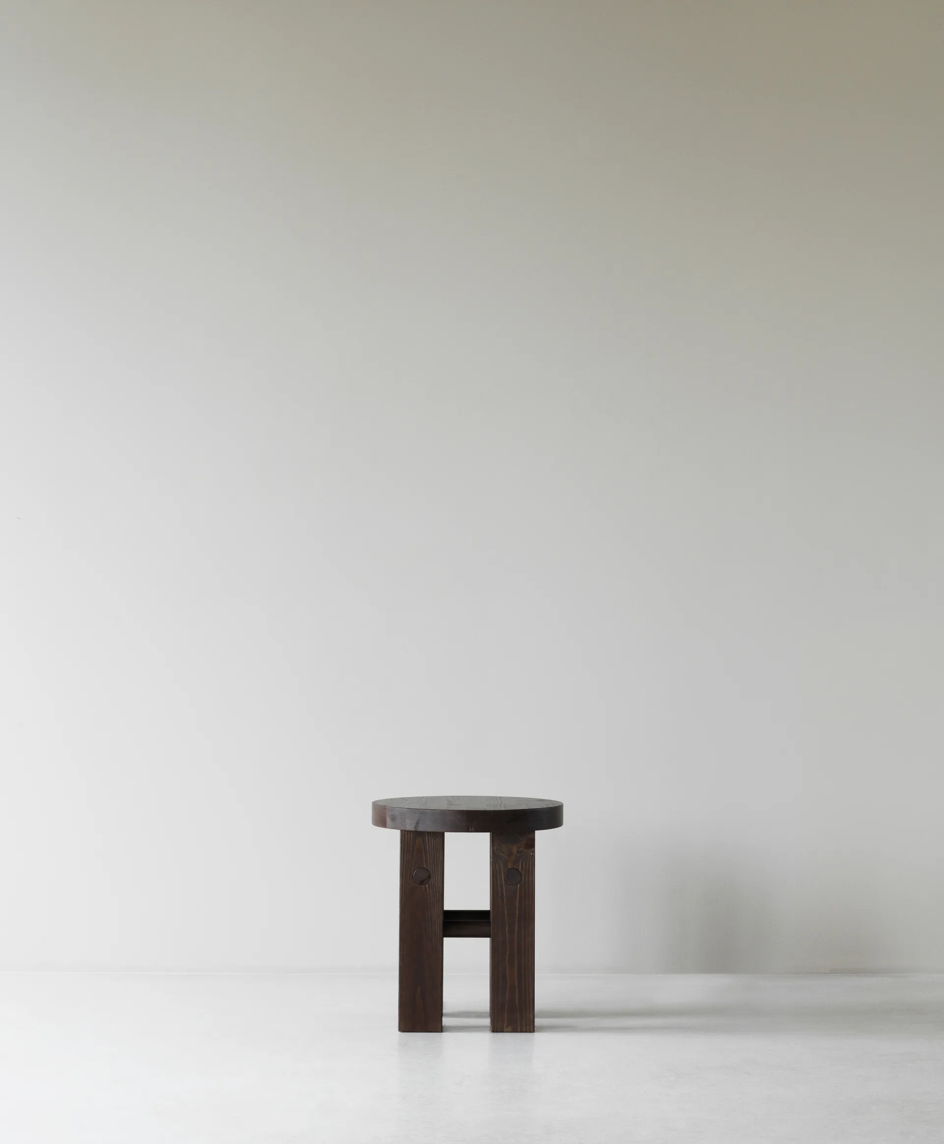 Fyr pyöreä jakkara 45 cm, Dark brown, Ø40x45 cm Normann Copenhagen
