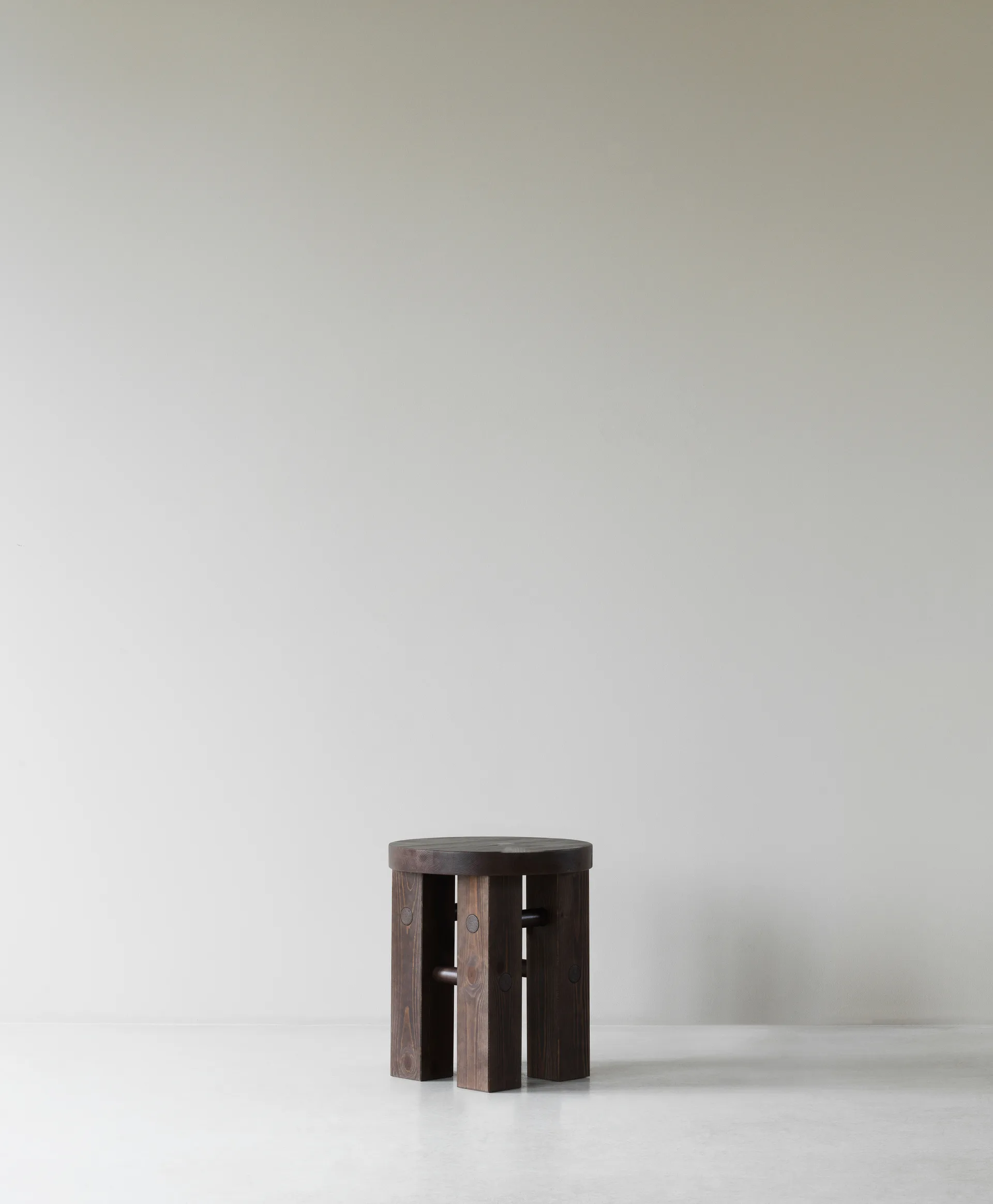 Fyr pyöreä jakkara 45 cm, Dark brown, Ø40x45 cm Normann Copenhagen