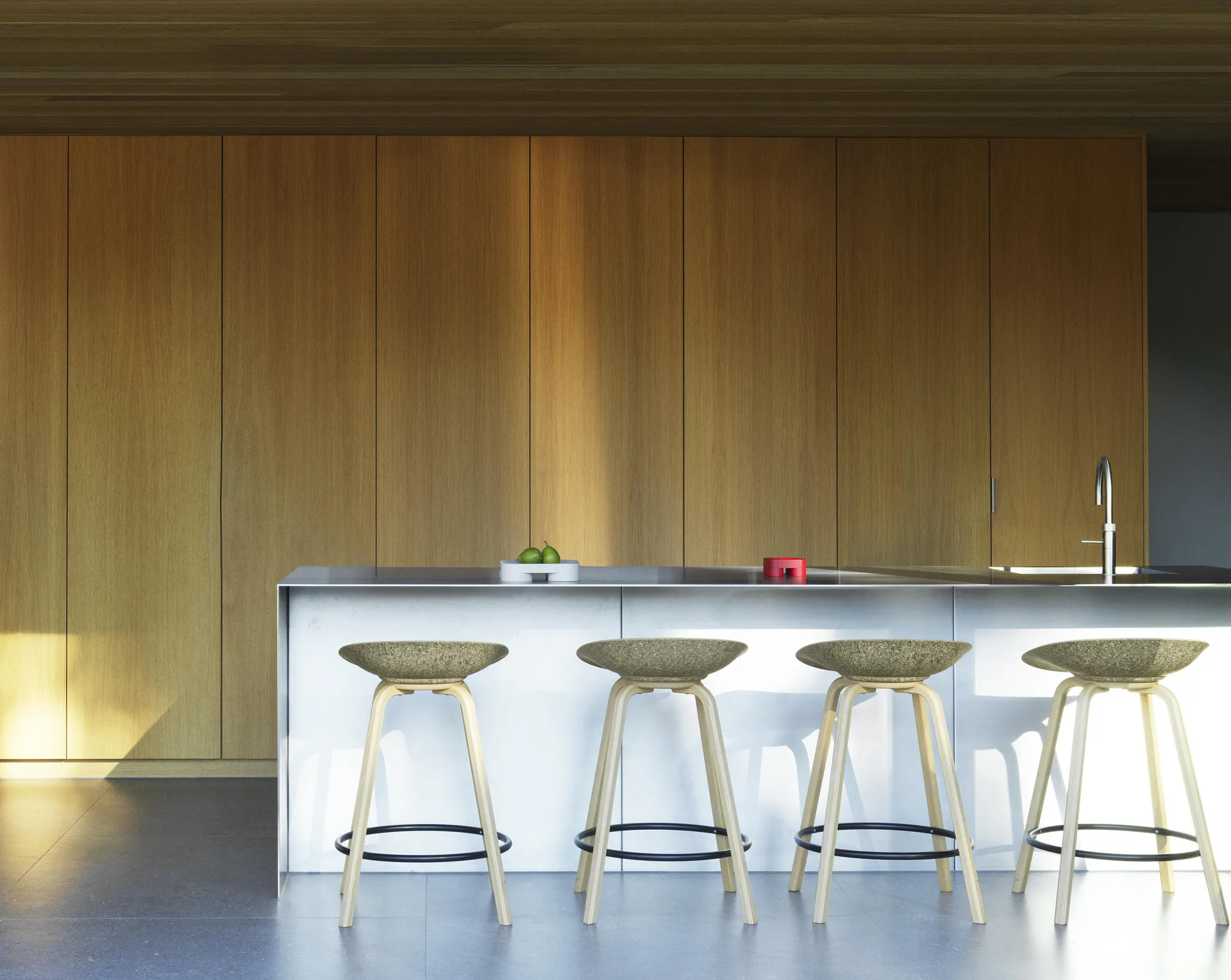 Mat Barstool baarijakkara 65 cm, Seaweed-pyökki-musta teräs Normann Copenhagen