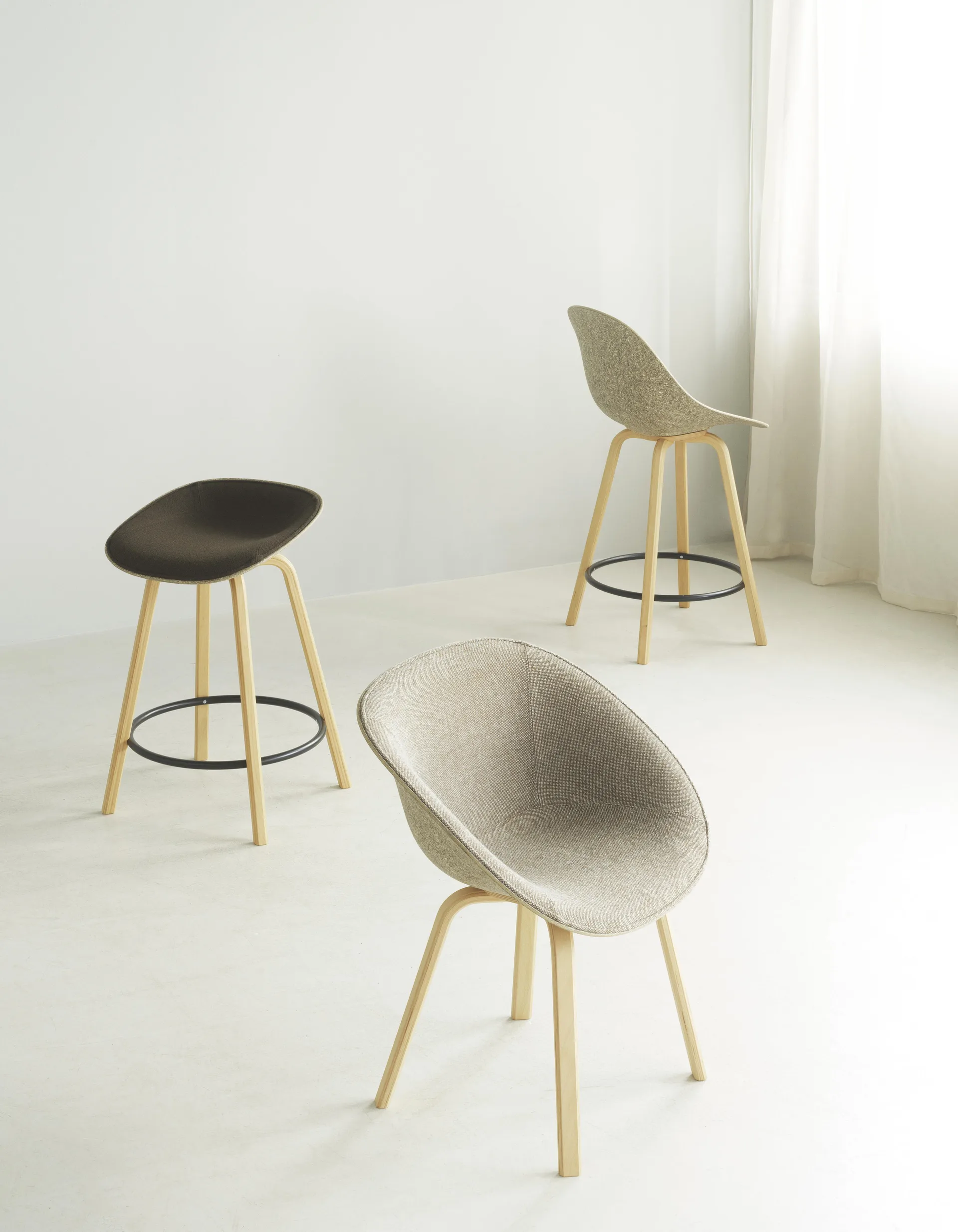 Mat Barstool baarituoli etupuoliverhoiltu  65 cm., Ultra 41599-hemp-beech-black steel Normann Copenhagen
