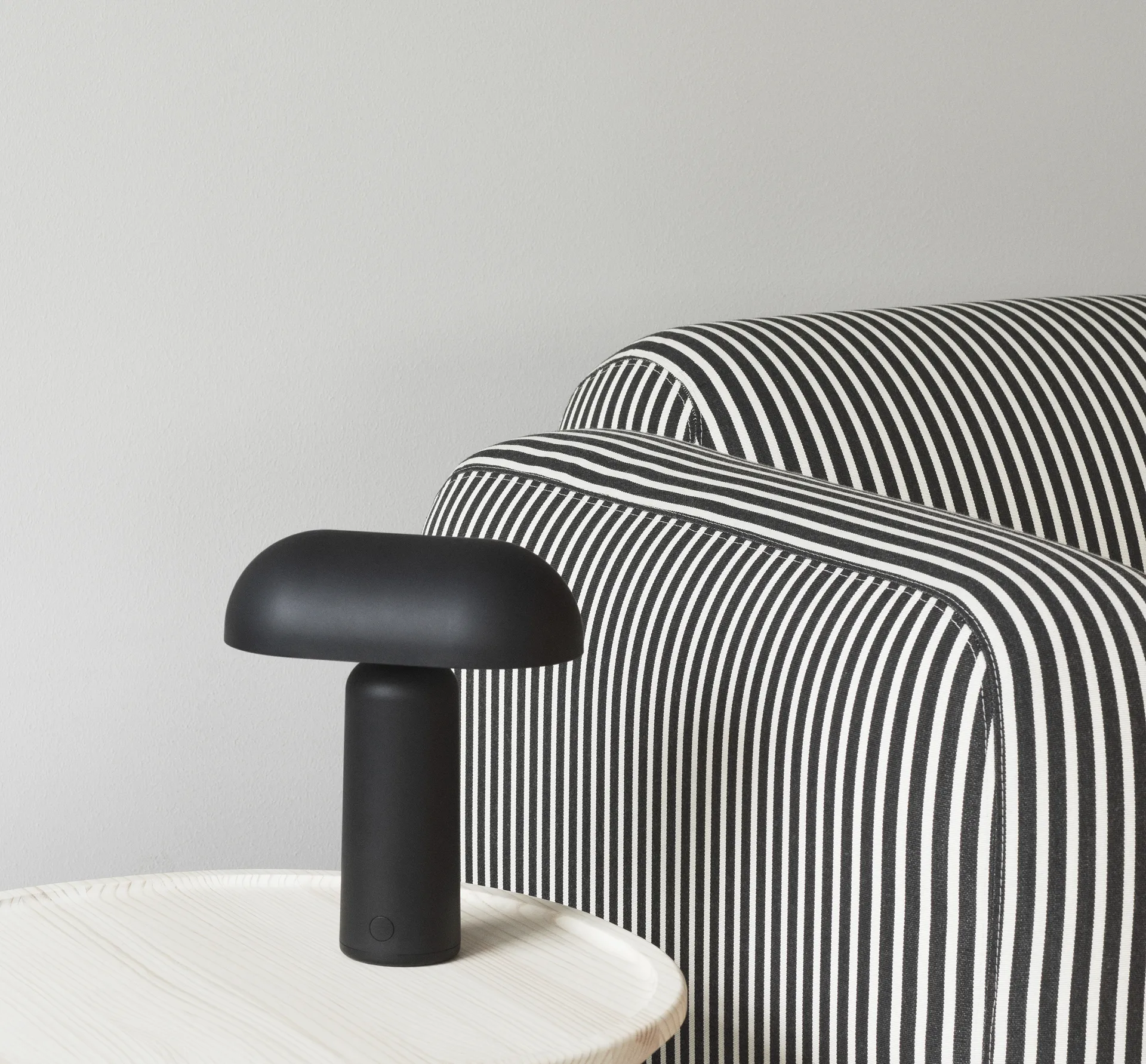 Porta pöytävalaisin, Musta Normann Copenhagen