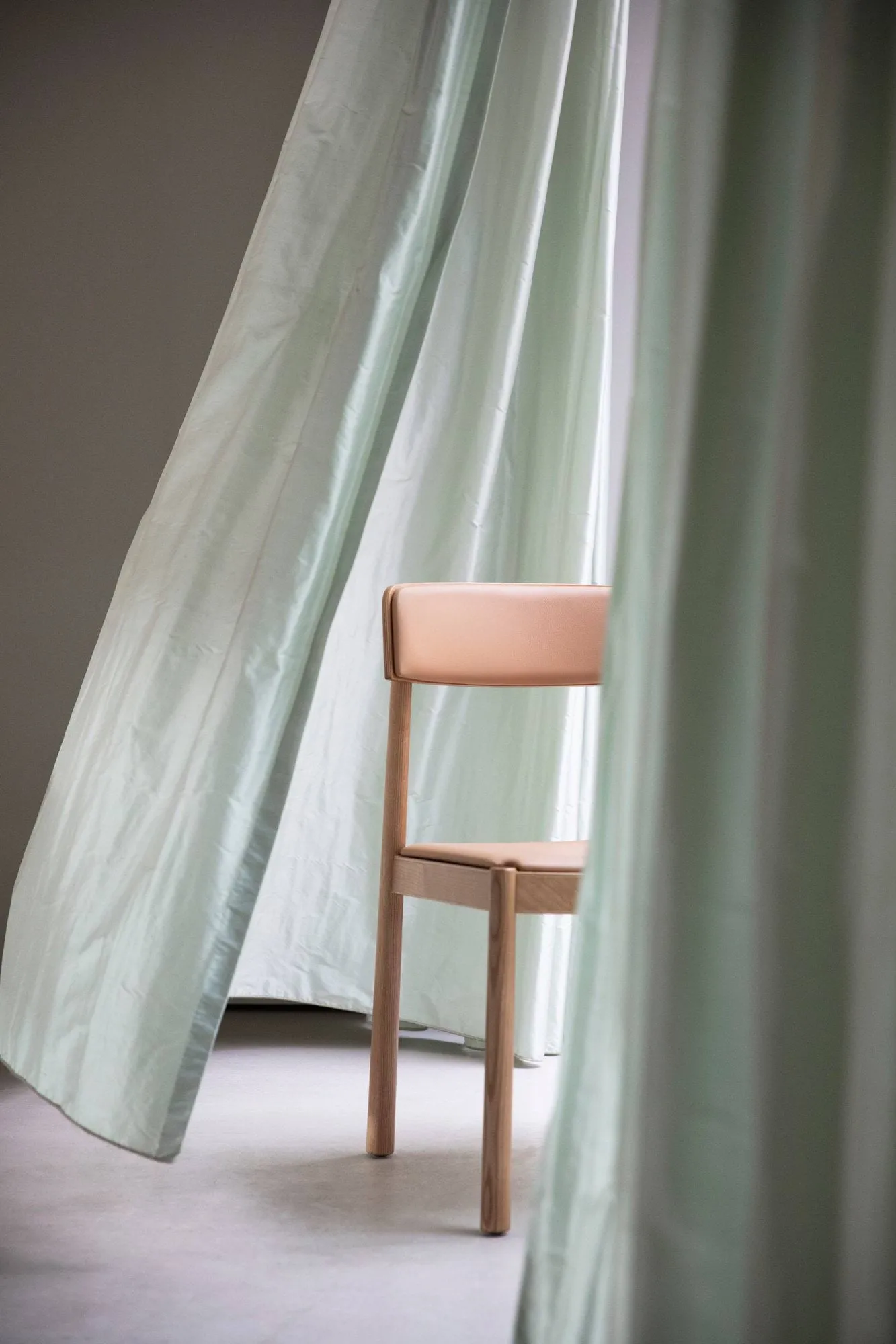 Timb tuoli tyynyllä, Tan/ Ultra Leather - Kameli Normann Copenhagen