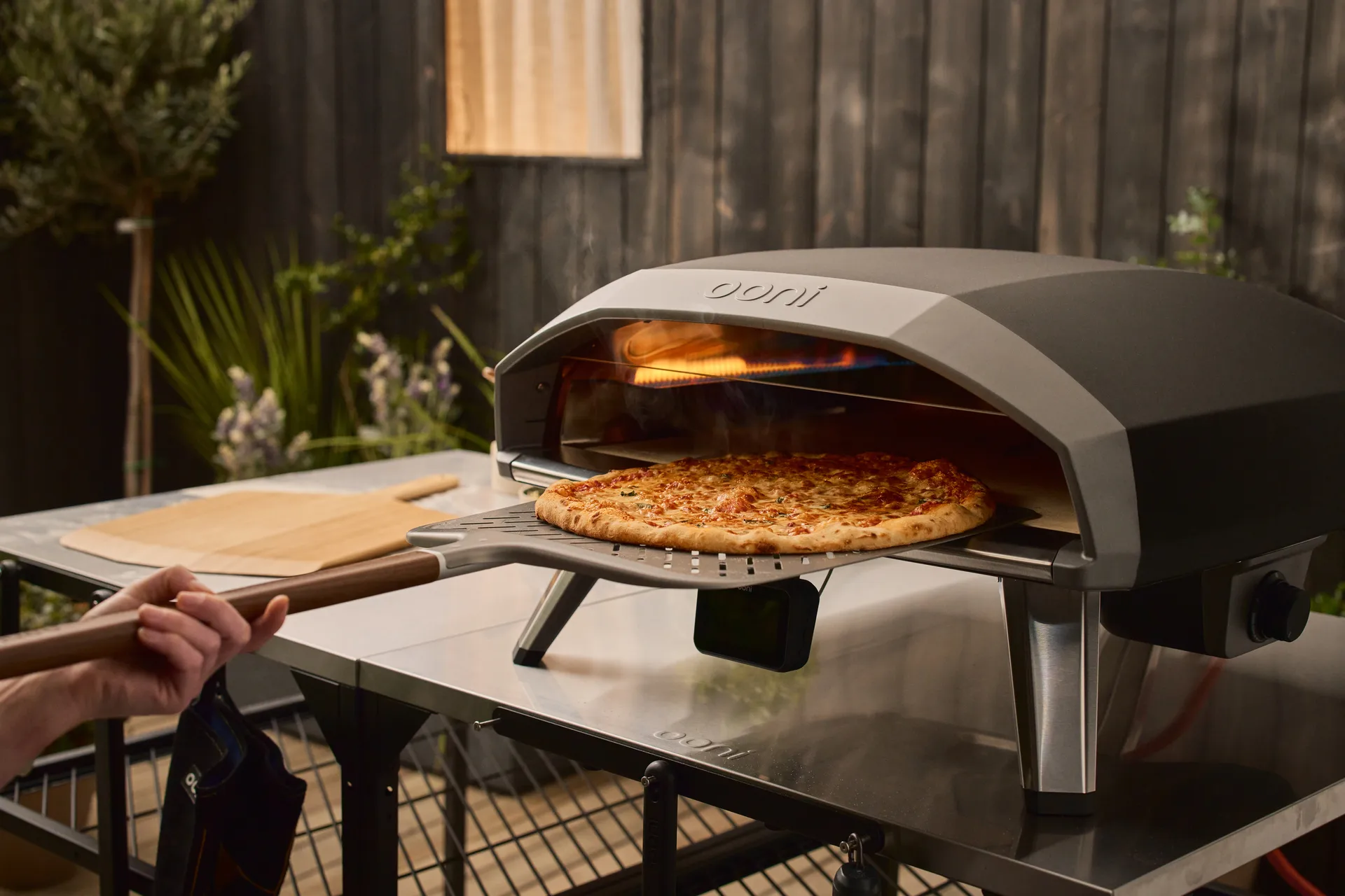 Ooni Signature -rei’itetty pizzalapio, Alumiini-pähkinäpuu, 12 Ooni