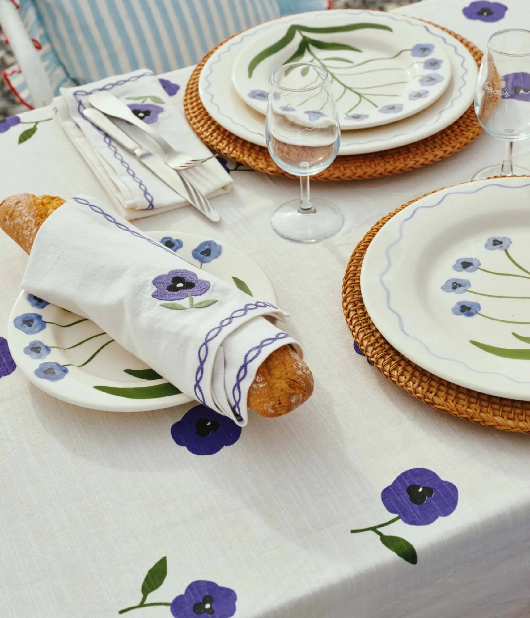 Madelen Möllard Pansy pöytäliina, Blue, 350x150 cm Pick a Poppy