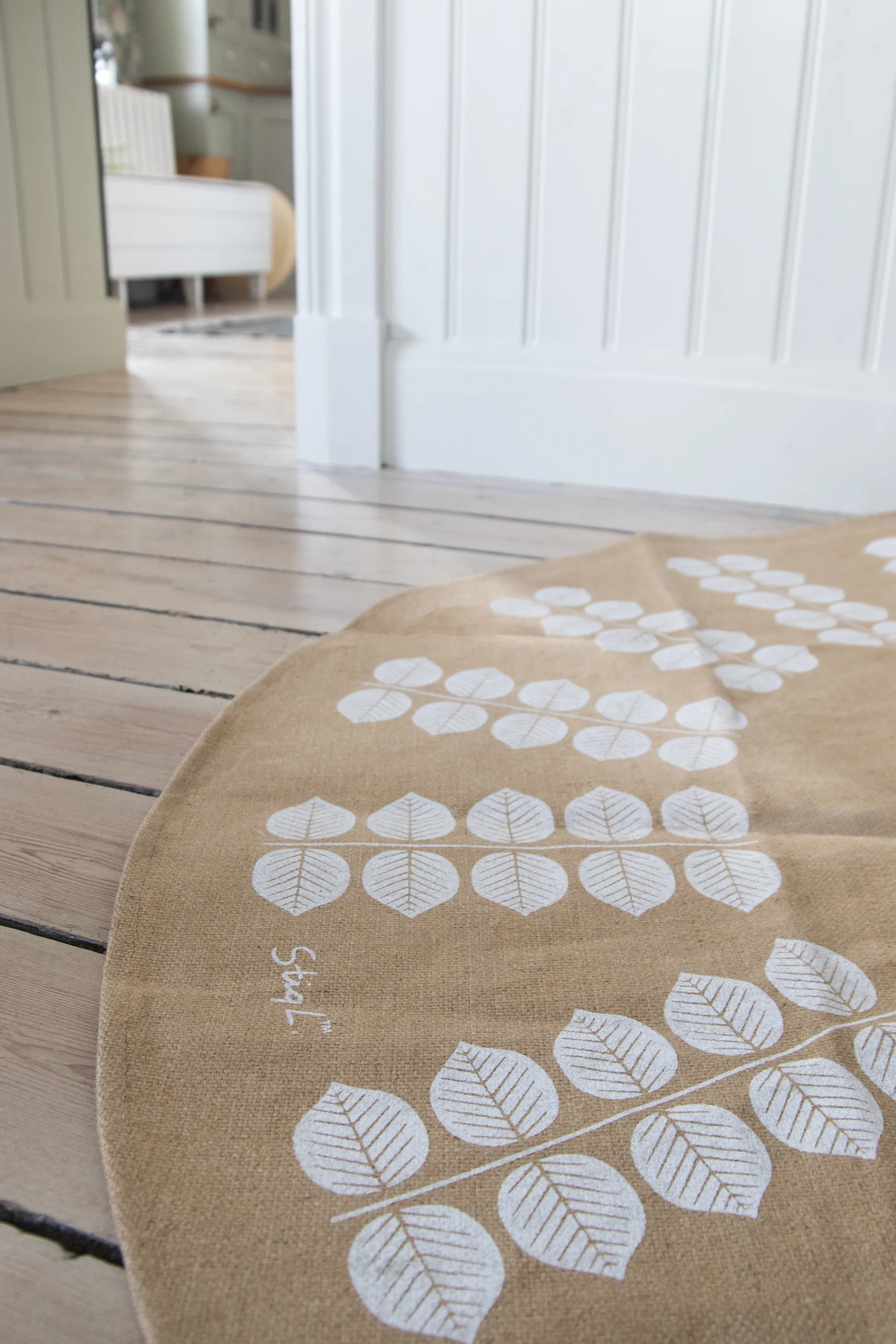 Stig L Berså -kuusenalusmatto Ø 110 cm, Luonnonvärinen-valkoinen Pluto Design