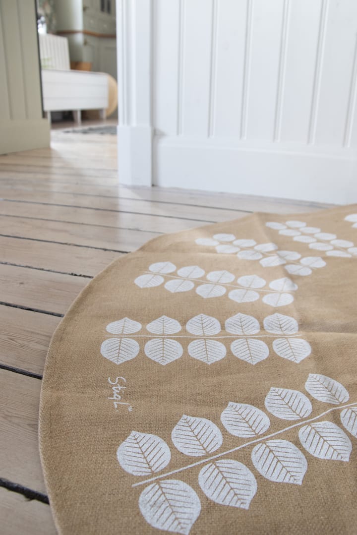 Stig L Berså -kuusenalusmatto Ø 110 cm, Luonnonvärinen-valkoinen Pluto Design