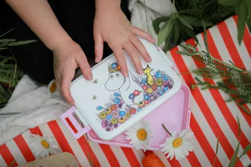 Muumi Niitty lounasrasia 12×18,5 cm - Lila-rosa - Rätt Start