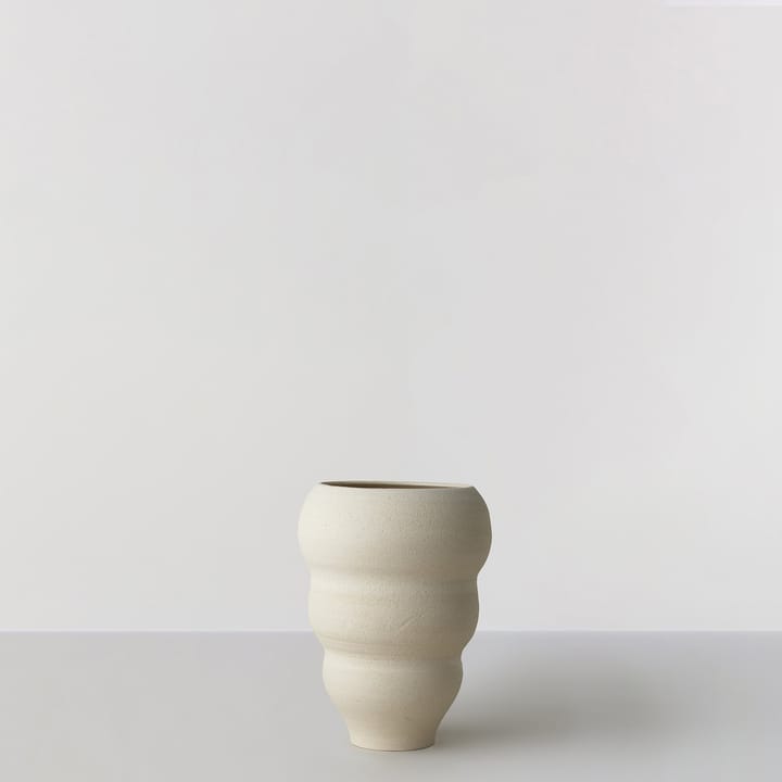 Hand turned vase no. 60 Curved, Vanilla Ro Collection