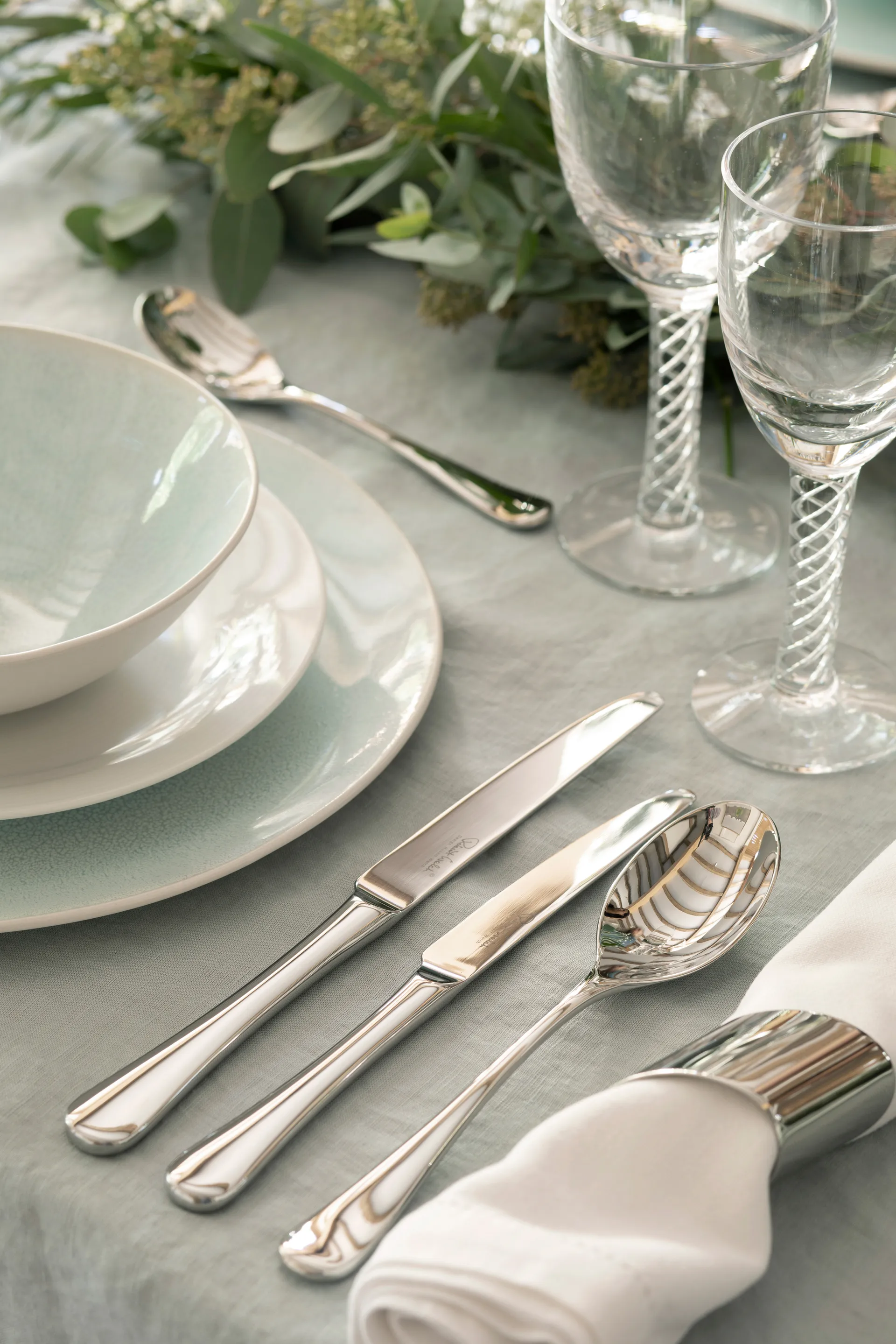 Radford-aterinsetti, peilikiillotus, 42 osaa Robert Welch