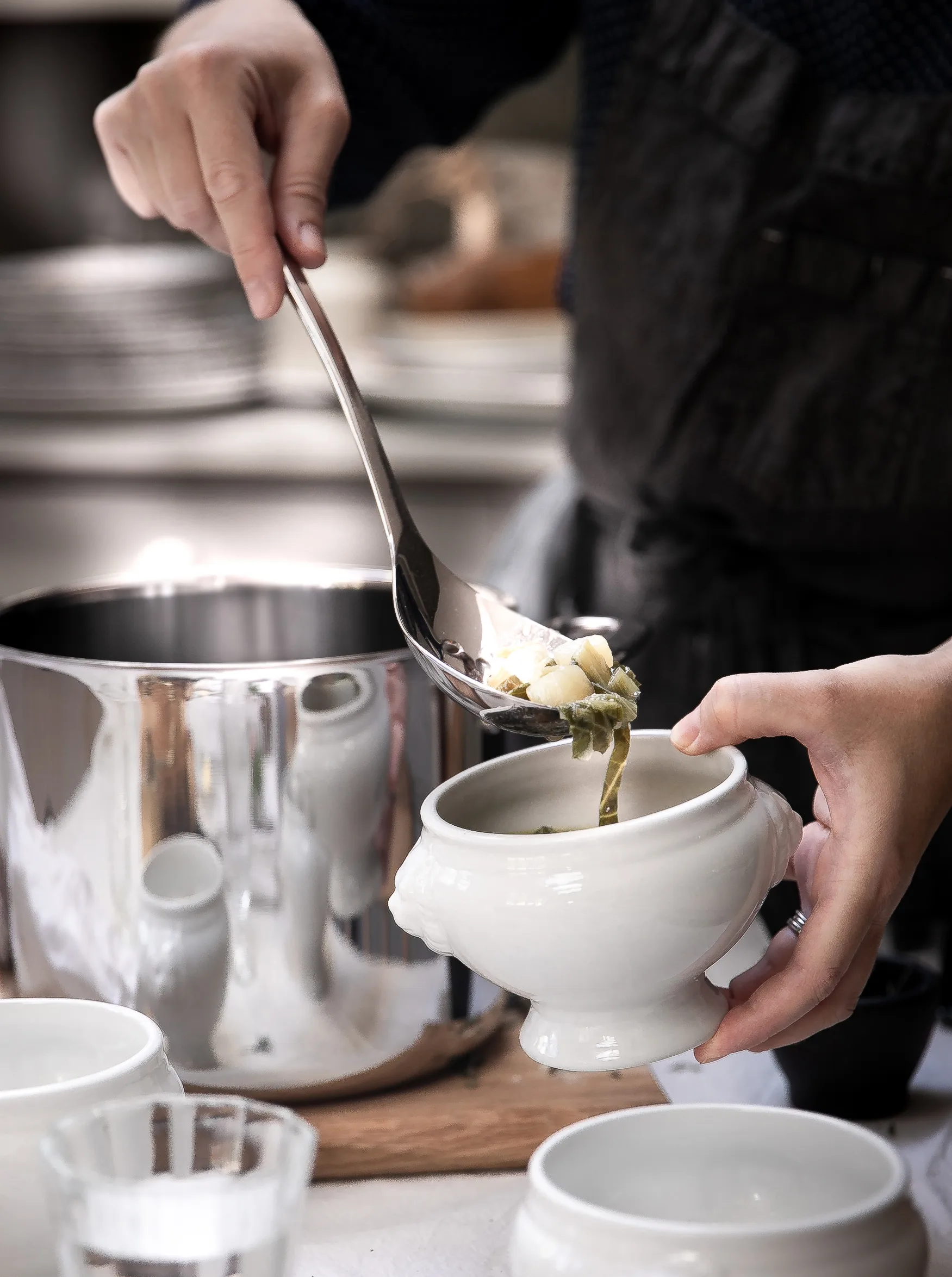 Signature syvä rei'itetty tarjoilukauha 32 cm, Ruostumaton teräs Robert Welch