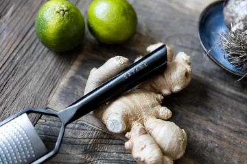 Raastin kuoriraastimella - Musta, 33,8x5,6 cm - Satake