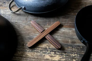 Satake magneettinen pannunalunen - Pähkinäpuu - Satake