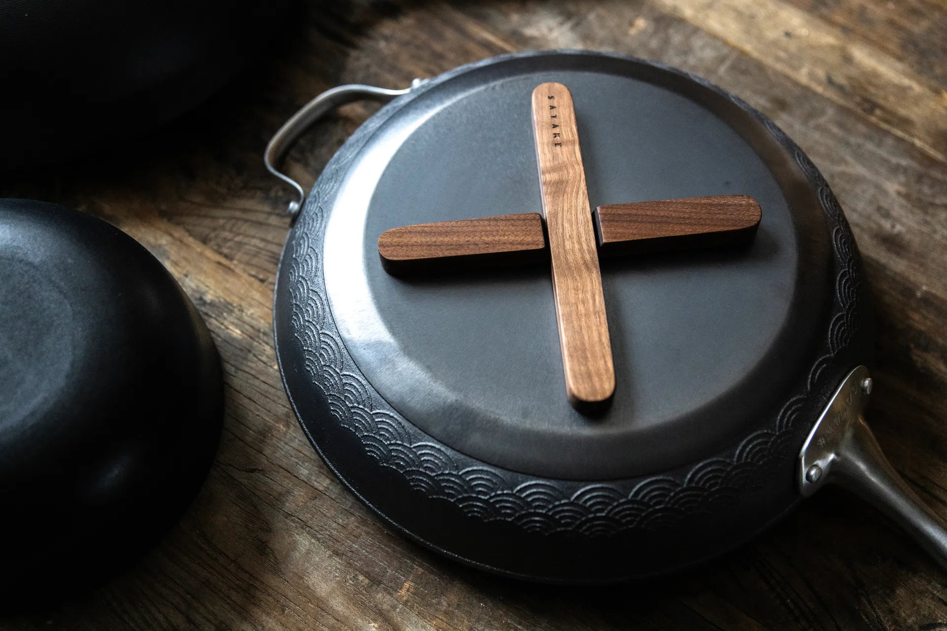 Satake magneettinen pannunalunen, Pähkinäpuu Satake