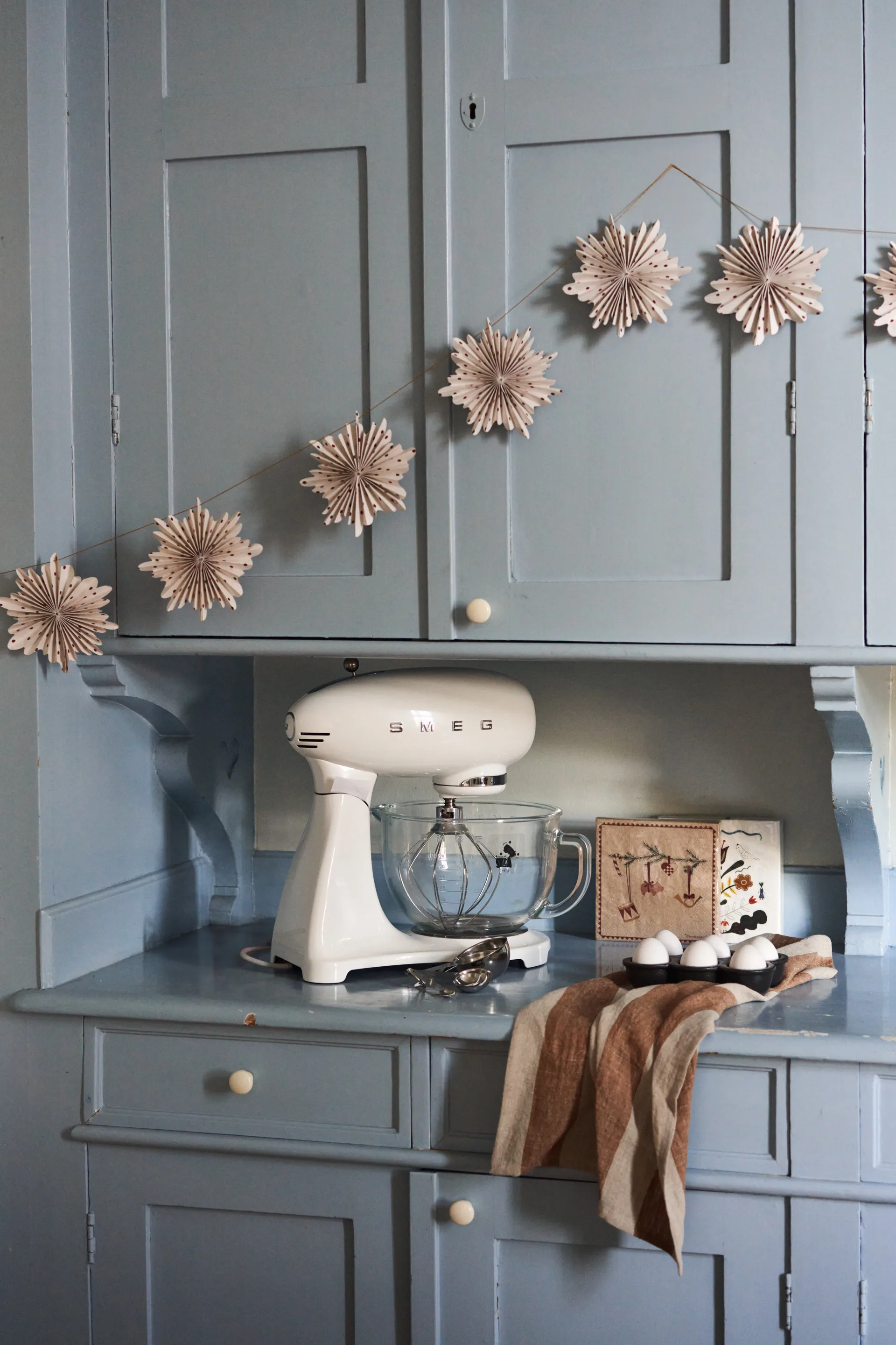 Juhlava garlandi 3 m, Punainen pilkullinen Scandi Living