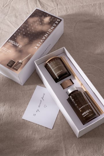 HYGGE tuoksukynttilä & tuoksutikut - 65 g + 100 ml - Skandinavisk