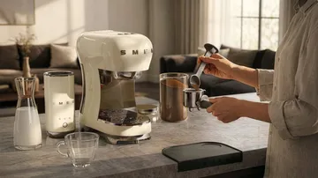 Smeg 50's Style espressokone maidonvaahdottimella - kerma - Smeg