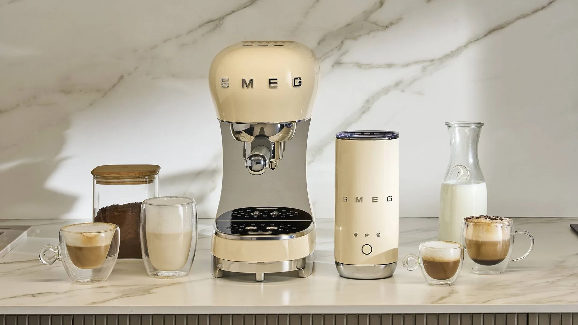 Smeg 50's Style espressokone maidonvaahdottimella, kerma Smeg