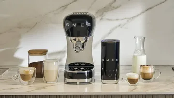 Smeg 50's Style espressokone maidonvaahdottimella - Musta - Smeg