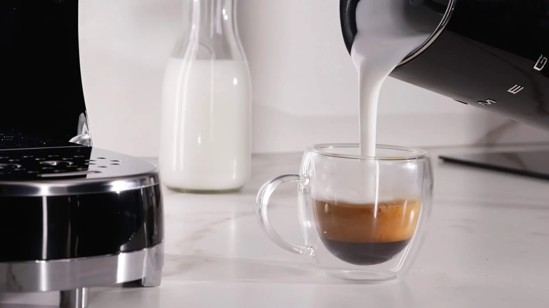 Smeg 50's Style espressokone maidonvaahdottimella, Musta Smeg