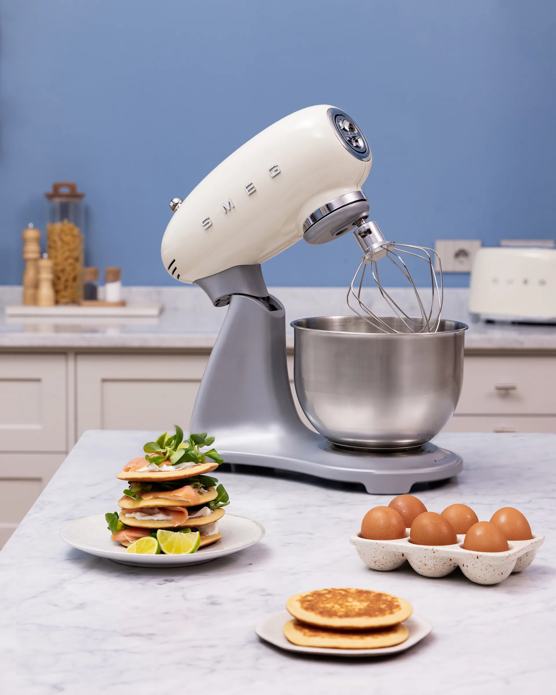 Smeg 50's Style keittiökone 4,8 L, Creme-hopea 800 W Smeg