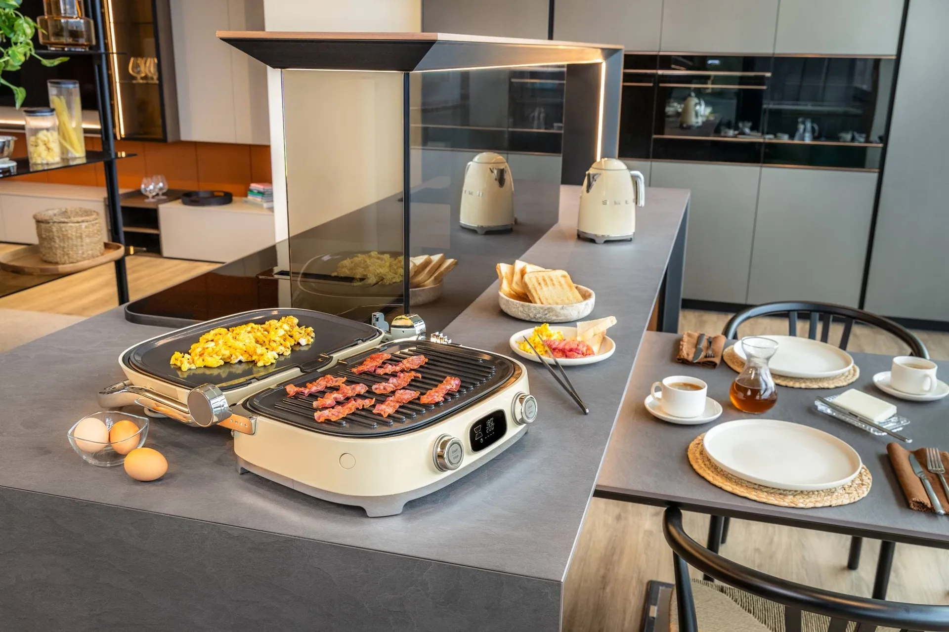 Smeg 50's Style monitoimigrilli, Creme korkeakiilto Smeg