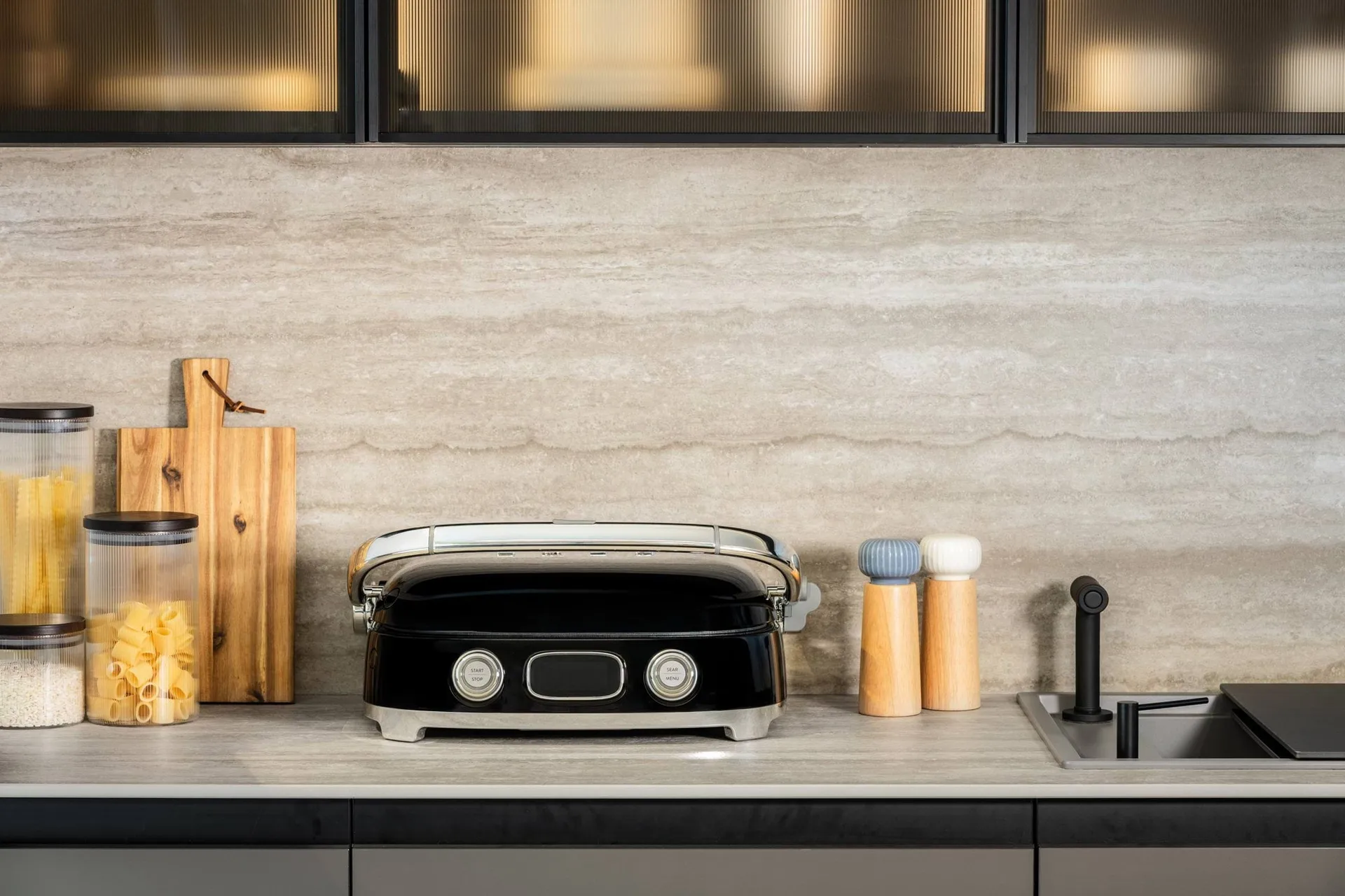 Smeg 50's Style monitoimigrilli, Musta korkeakiiltoinen Smeg