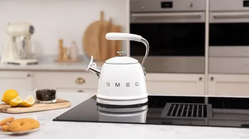 Smeg 50's Style vedenkeitin, jossa kuulutusääni - Valkoinen - Smeg