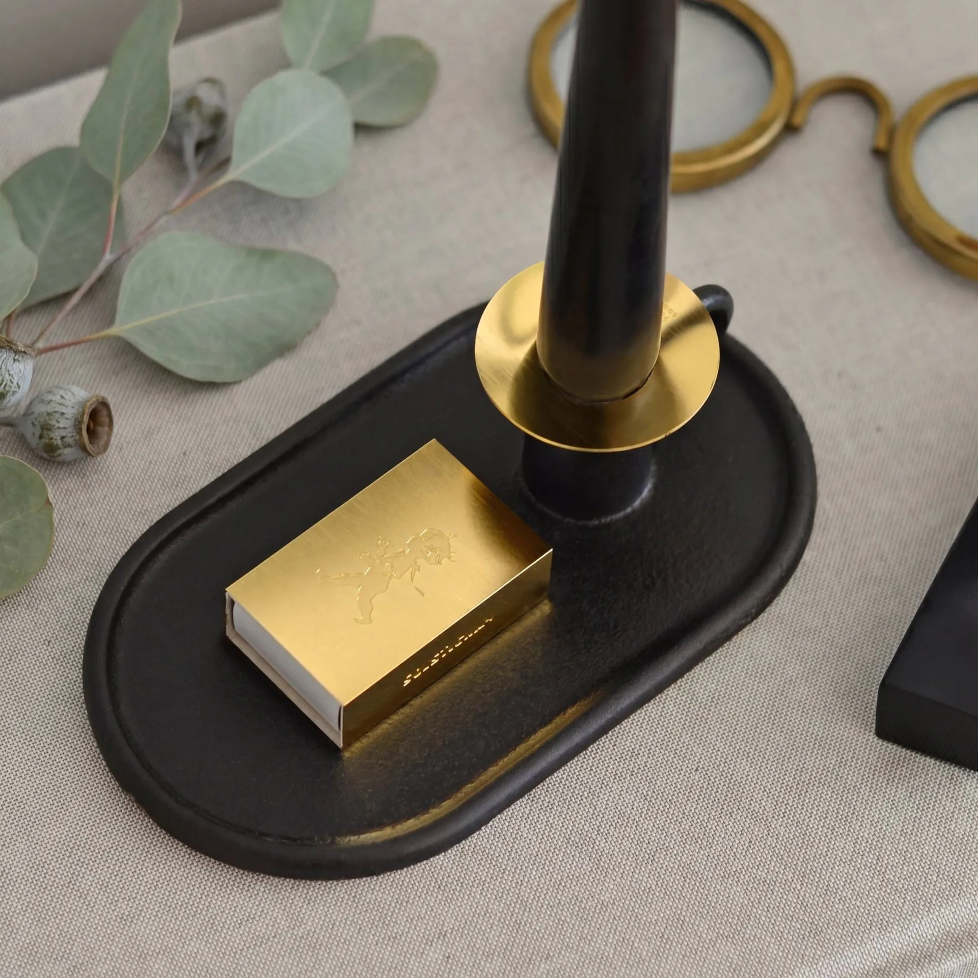 Kammakynttilänjalka tulitikkukotelolla, Musta Solstickan Design