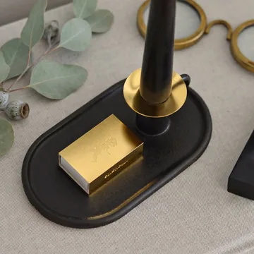 Kammakynttilänjalka tulitikkukotelolla - Solstickan kammarikynttilänjalka sisältäen tulitikkukotelon - Solstickan Design