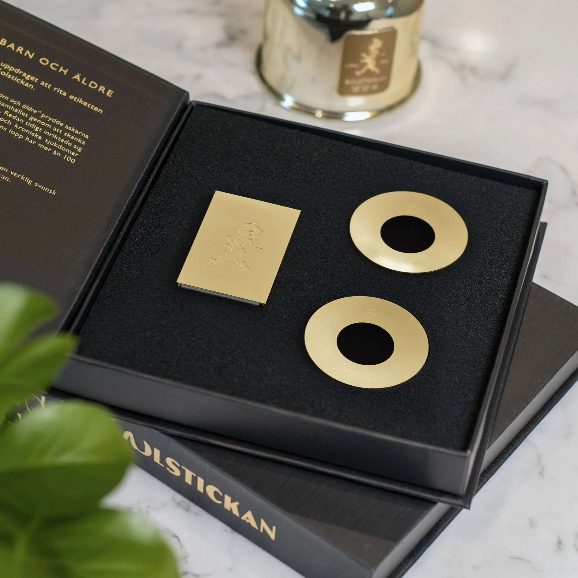 Solstickan juhlaboxi, 1 kpl tulitikkuaski, 2 kpl kynttilämansettia, messinkiä Solstickan Design